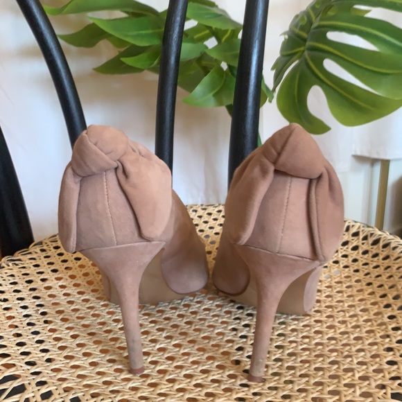 Nude Vince Camuto Pumps EUC - Picture 3 of 8